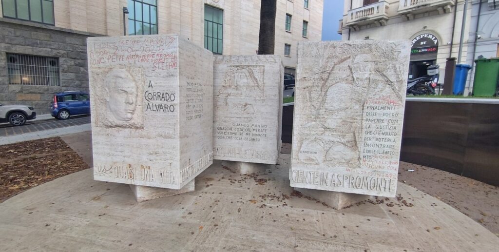 Monumento Corrado Alvaro vicino piazza indipendenza con scritte