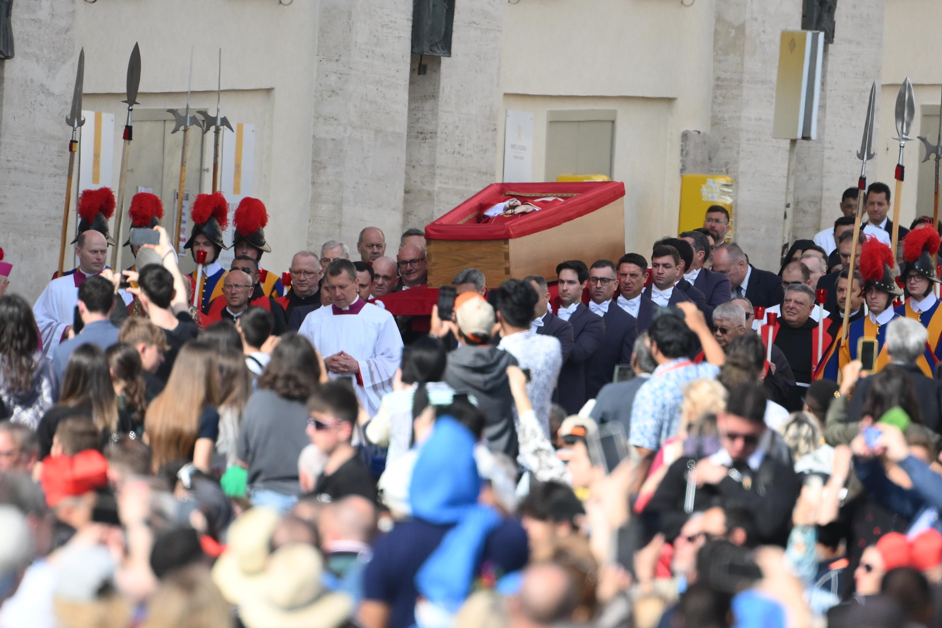 La salma di papa Francesco trasferita a San Pietro per l’ostensione