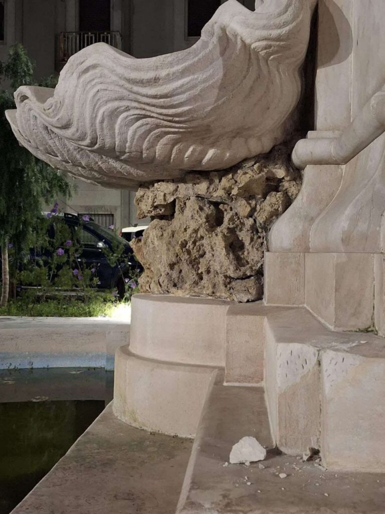 Piazza De Nava danneggiata Statua