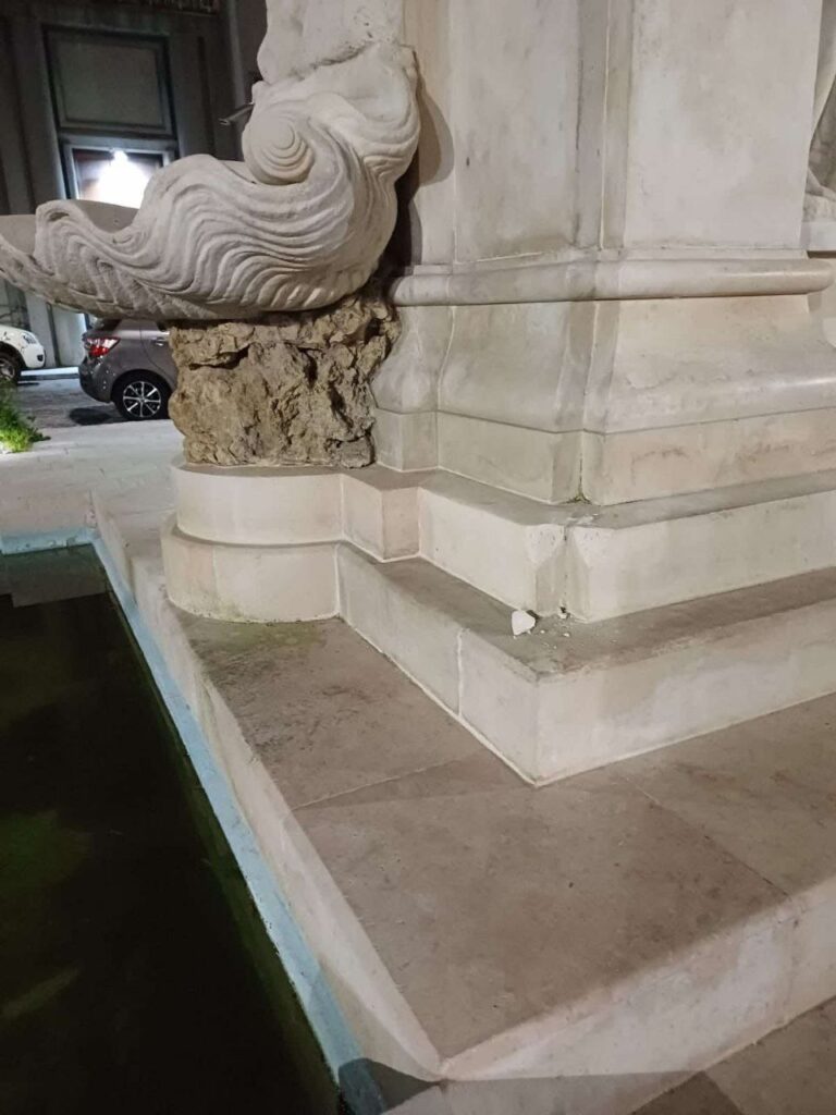 Piazza De Nava danneggiata Statua