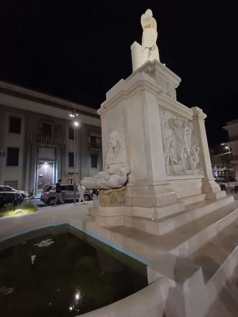 Piazza De Nava danneggiata Statua