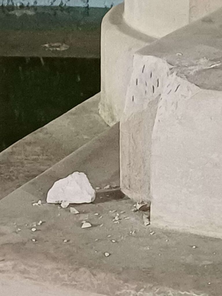 Piazza De Nava danneggiata Statua