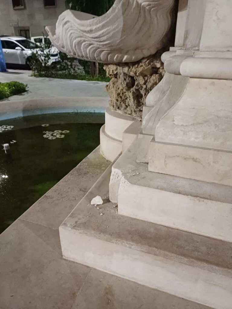 Piazza De Nava danneggiata Statua