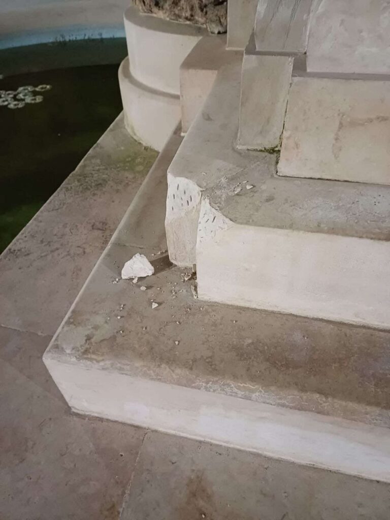 Piazza De Nava danneggiata Statua