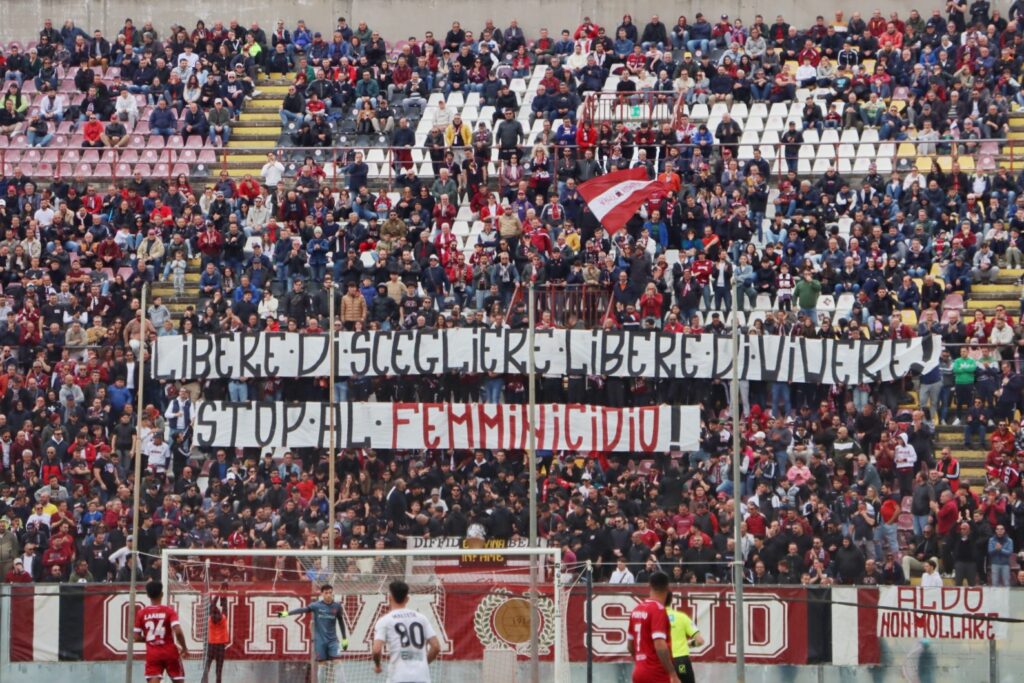Reggina-Nissa striscione curva sud tifosi su femminicidio