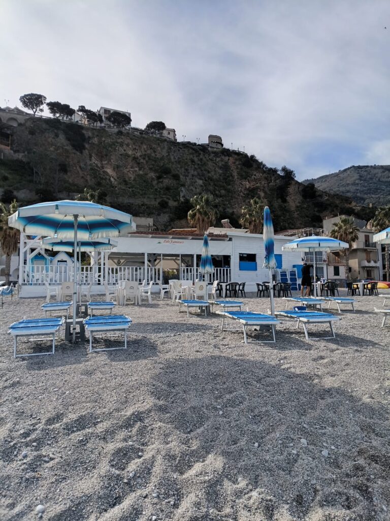 Scilla spiaggia pulita chiosco (1)