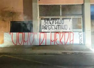 Striscione tifosi Messina contro Stefano Argentino, autore dell'omicidio a Sara Campanella