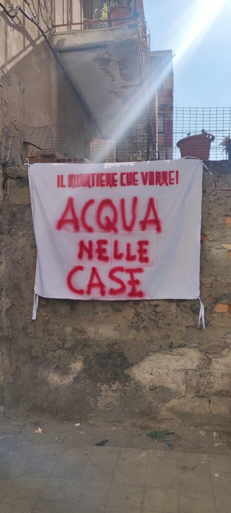 Striscioni di protesta del quartiere santa caterina