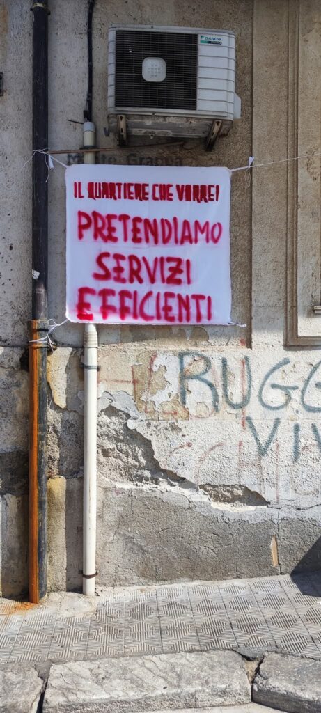 Striscioni di protesta del quartiere santa caterina