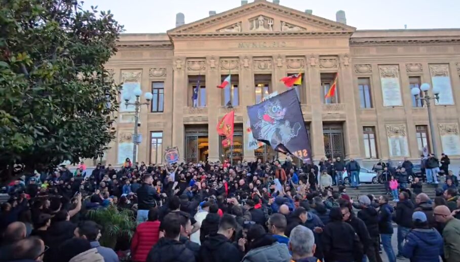 Tifosi Messina manifestazione Piazza Municipio