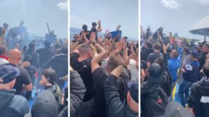 Tifosi della Nissa cantanto sui traghetti della Caronte