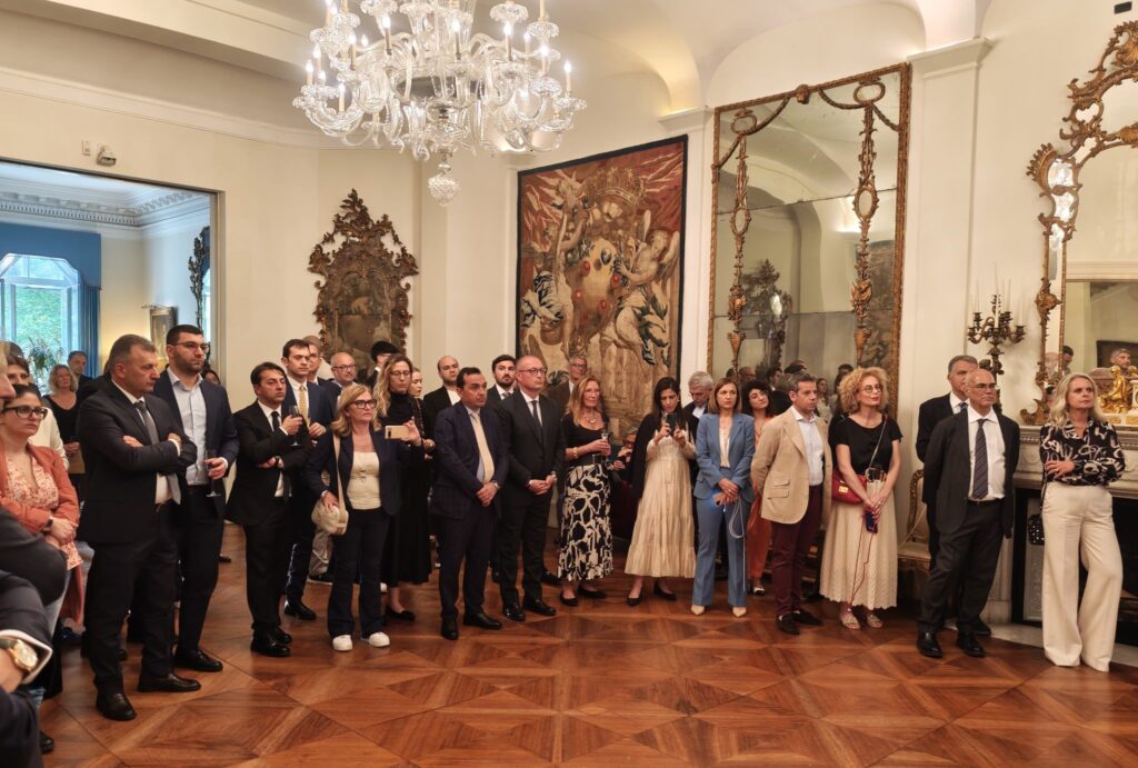 Versace e Mantegna ambasciata Londra