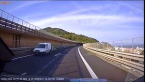 auto contromano