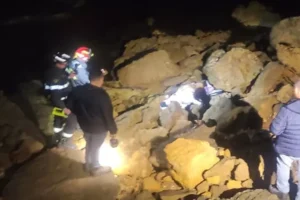cadavere tra gli scogli