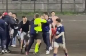 calci e pugni ad arbitro