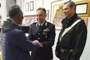 carabinieri comprano cellulare ad immigrato