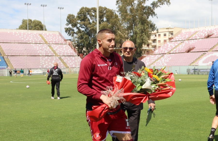 deposizione fiori di Barillà. prima di Reggina-Castrumfavara, in onore di Michele Punturieri