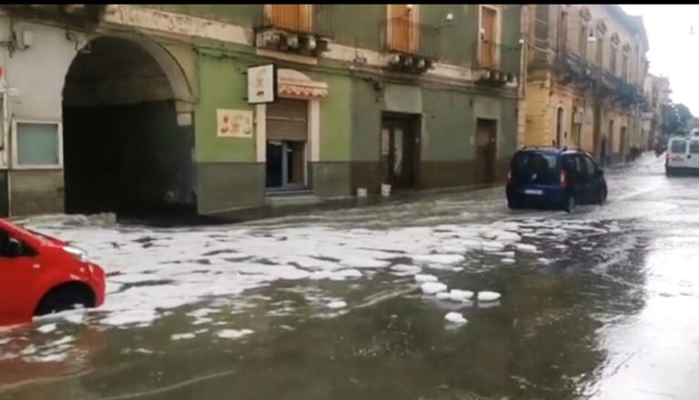 grandine e strada allagata a Biancavilla per maltempo