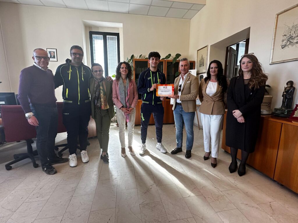 il sindaco di taurianova premia giovani del volley