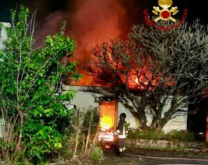 incendio case notte