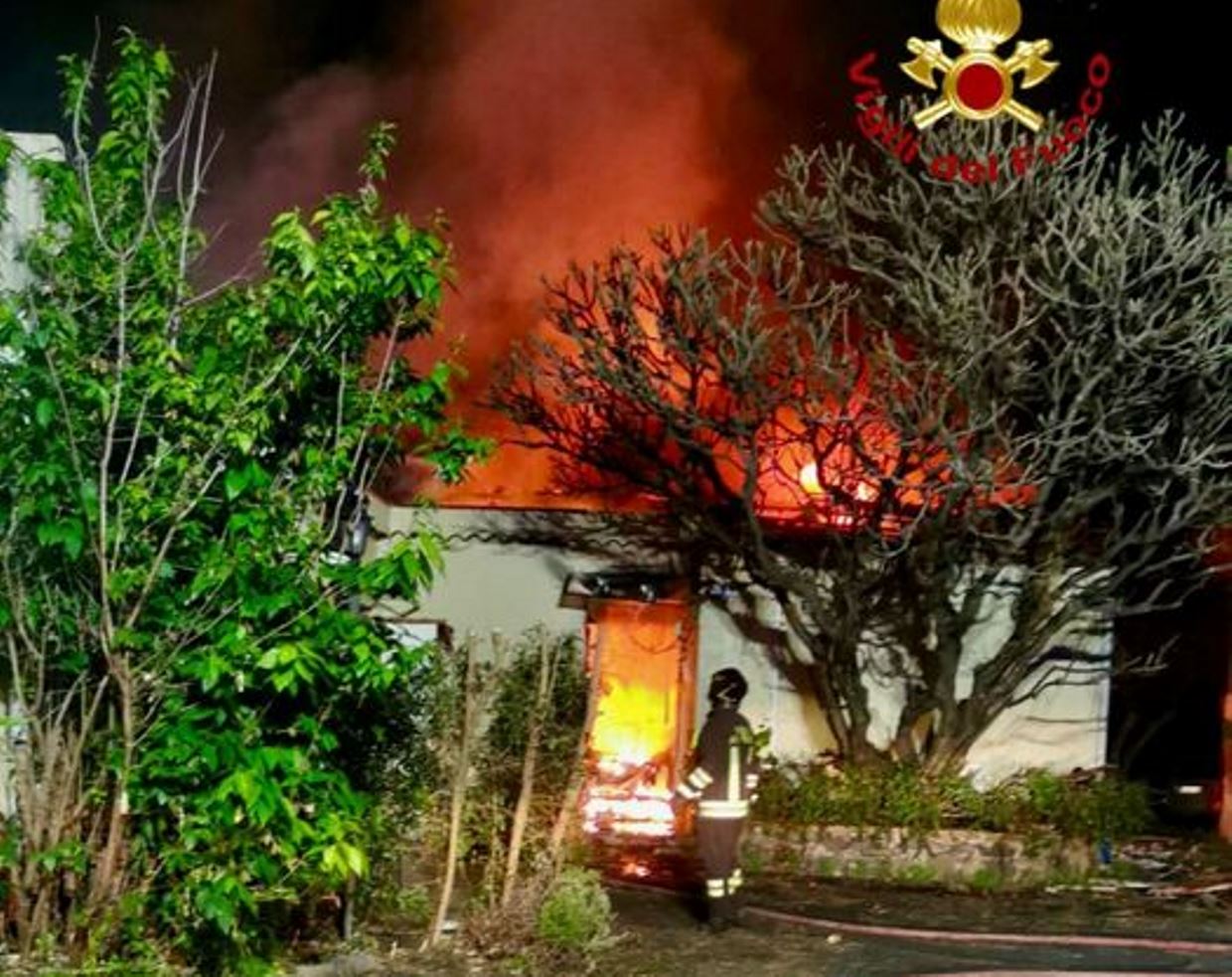 incendio case notte