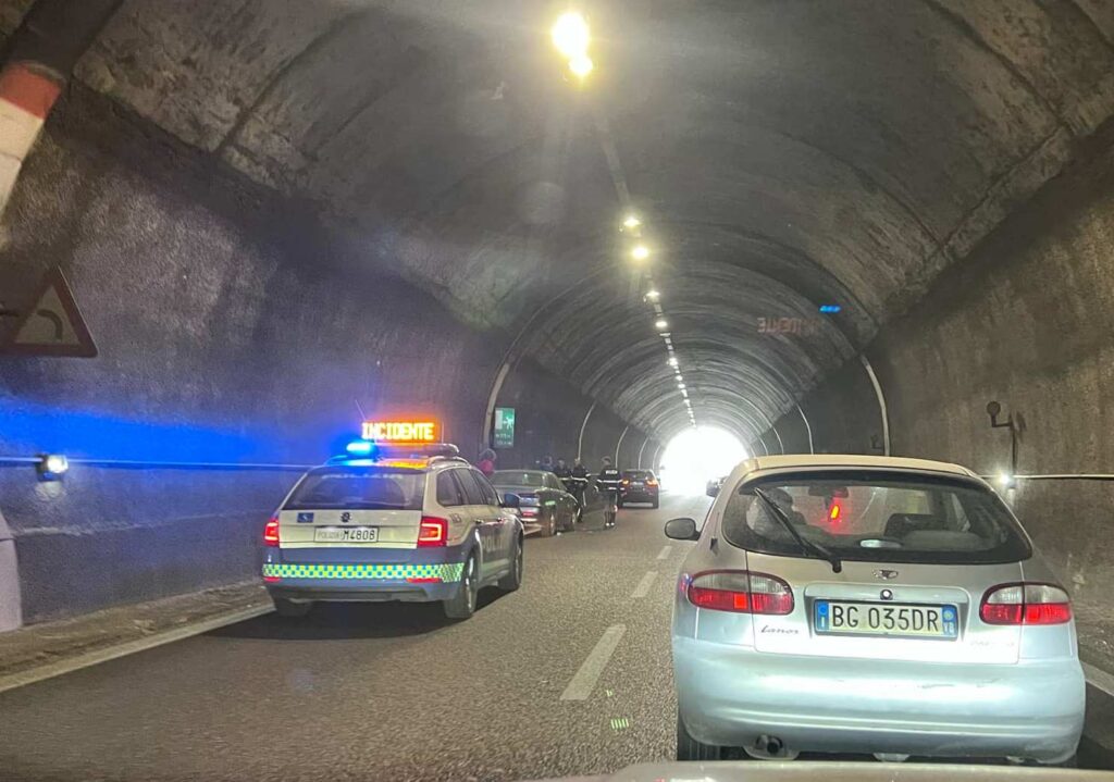 incidente galleria spirito santo polizia stradale