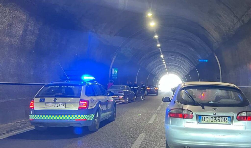 incidente galleria spirito santo polizia stradale