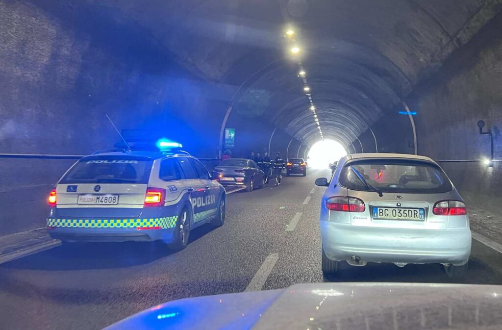 incidente galleria spirito santo polizia stradale