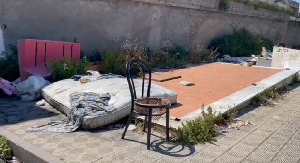 rifiuti ingresso cimitero modena