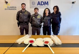 sequestro piatti e bicchiedi di plastica