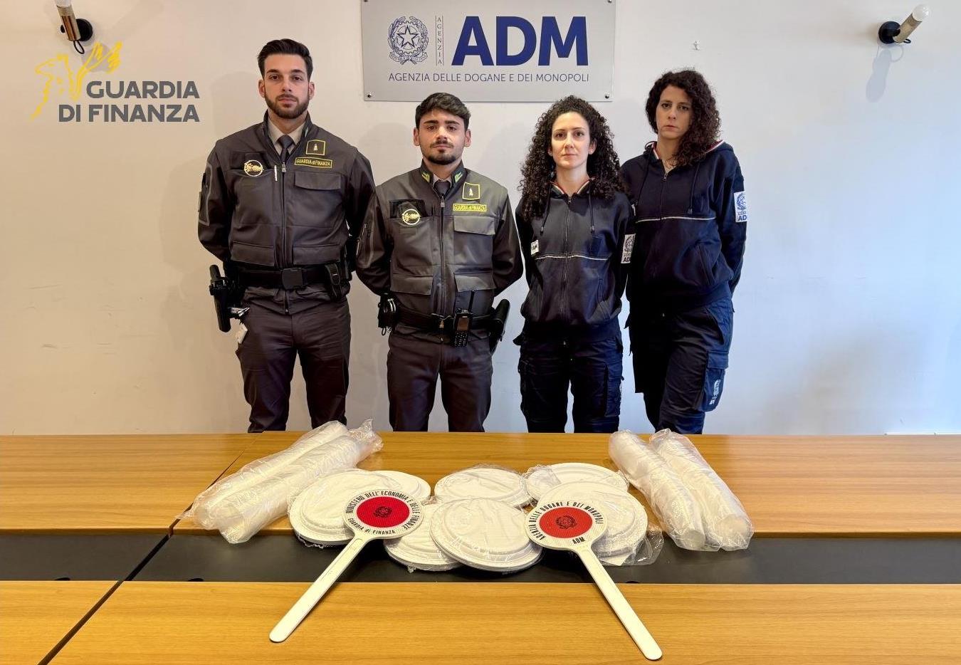 sequestro piatti e bicchiedi di plastica