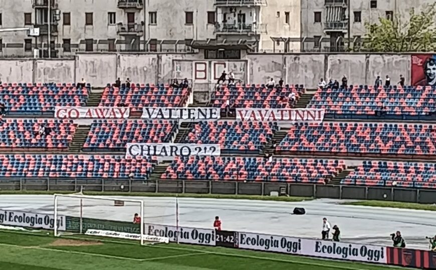 striscione protesta tifosi cosenza