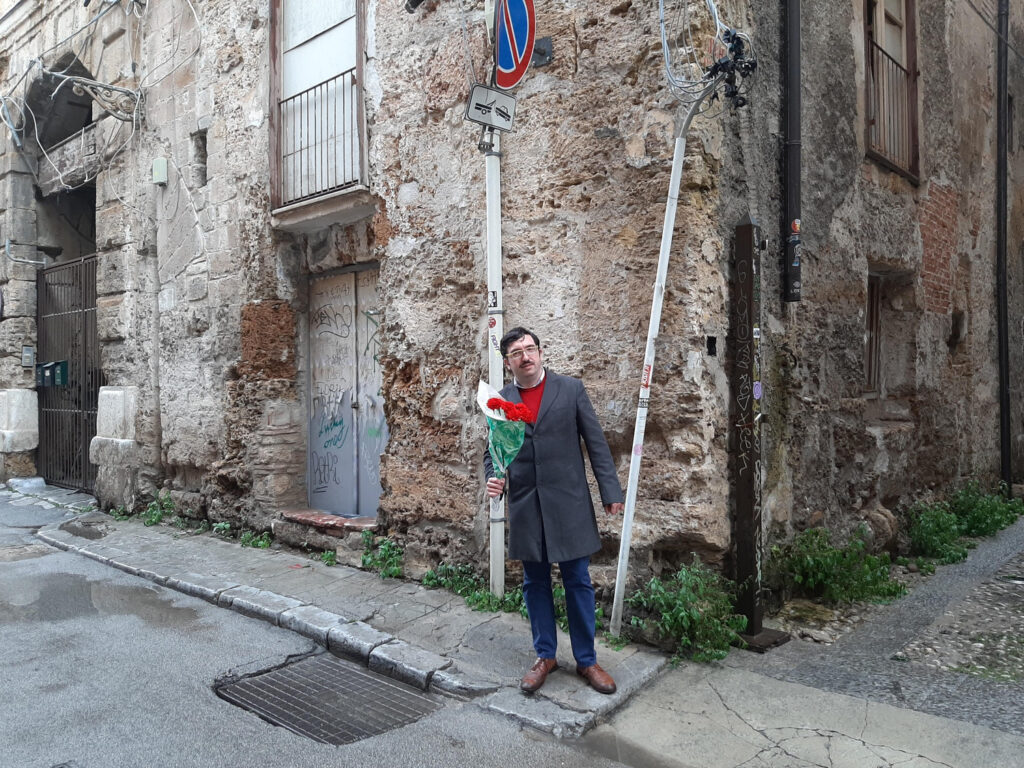 Antonio Matasso depone un mazzo di garofani presso Palazzo Cefalà in via Alloro