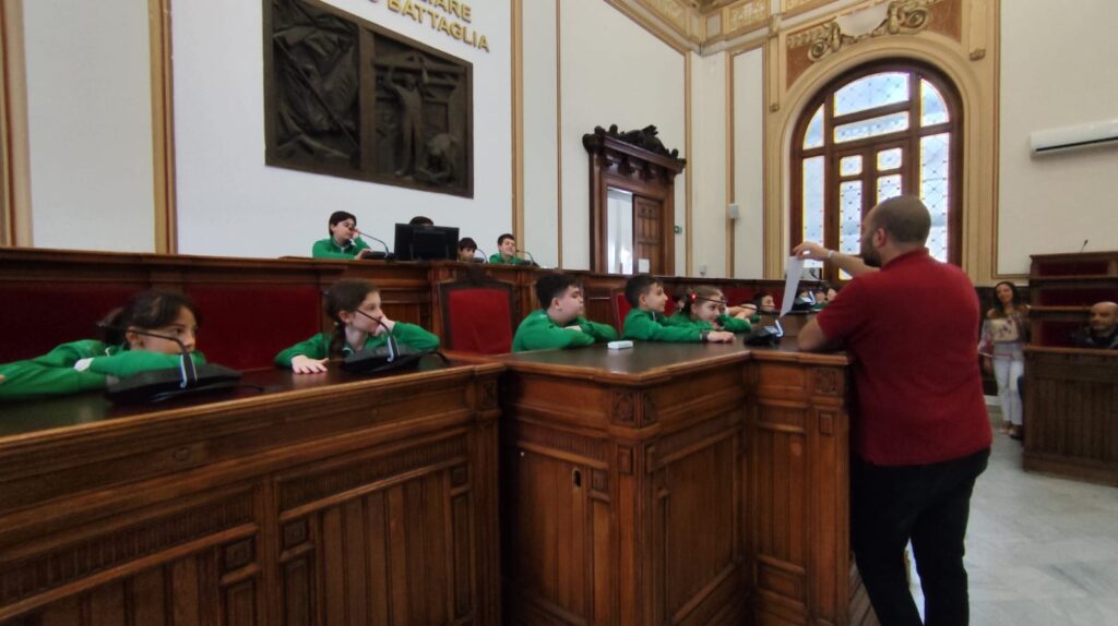 I bambini della scuola Il grillo parlante di Cosenza in visita a Palazzo San Giorgio