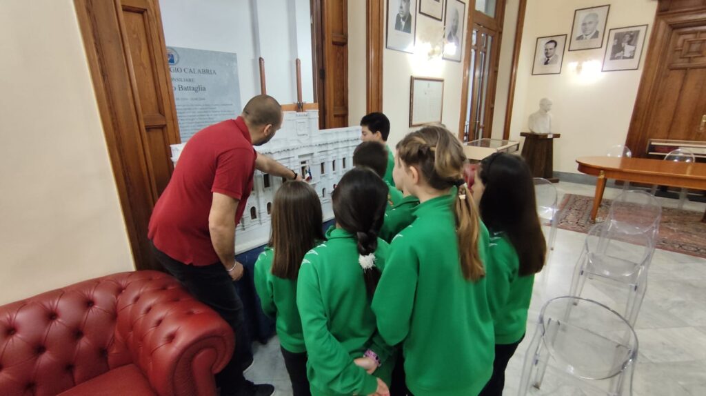 I bambini della scuola Il grillo parlante di Cosenza in visita a Palazzo San Giorgio