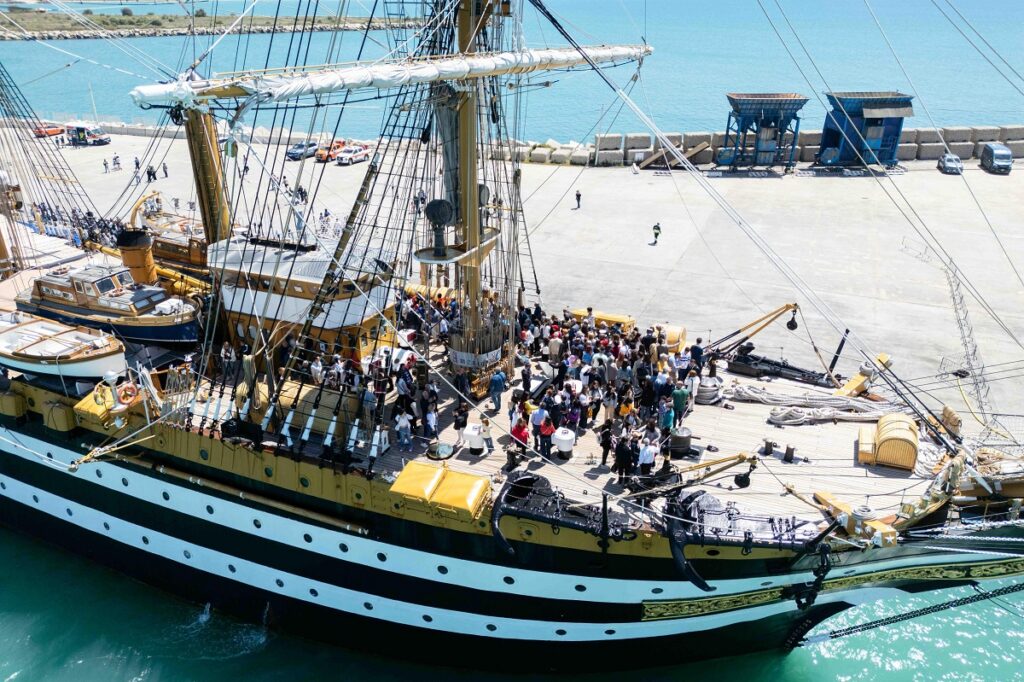 Nave Amerigo Vespucci