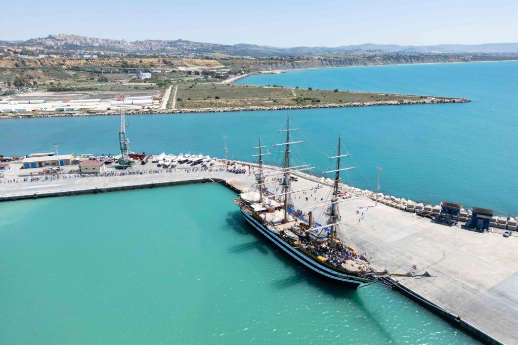 Nave Amerigo Vespucci