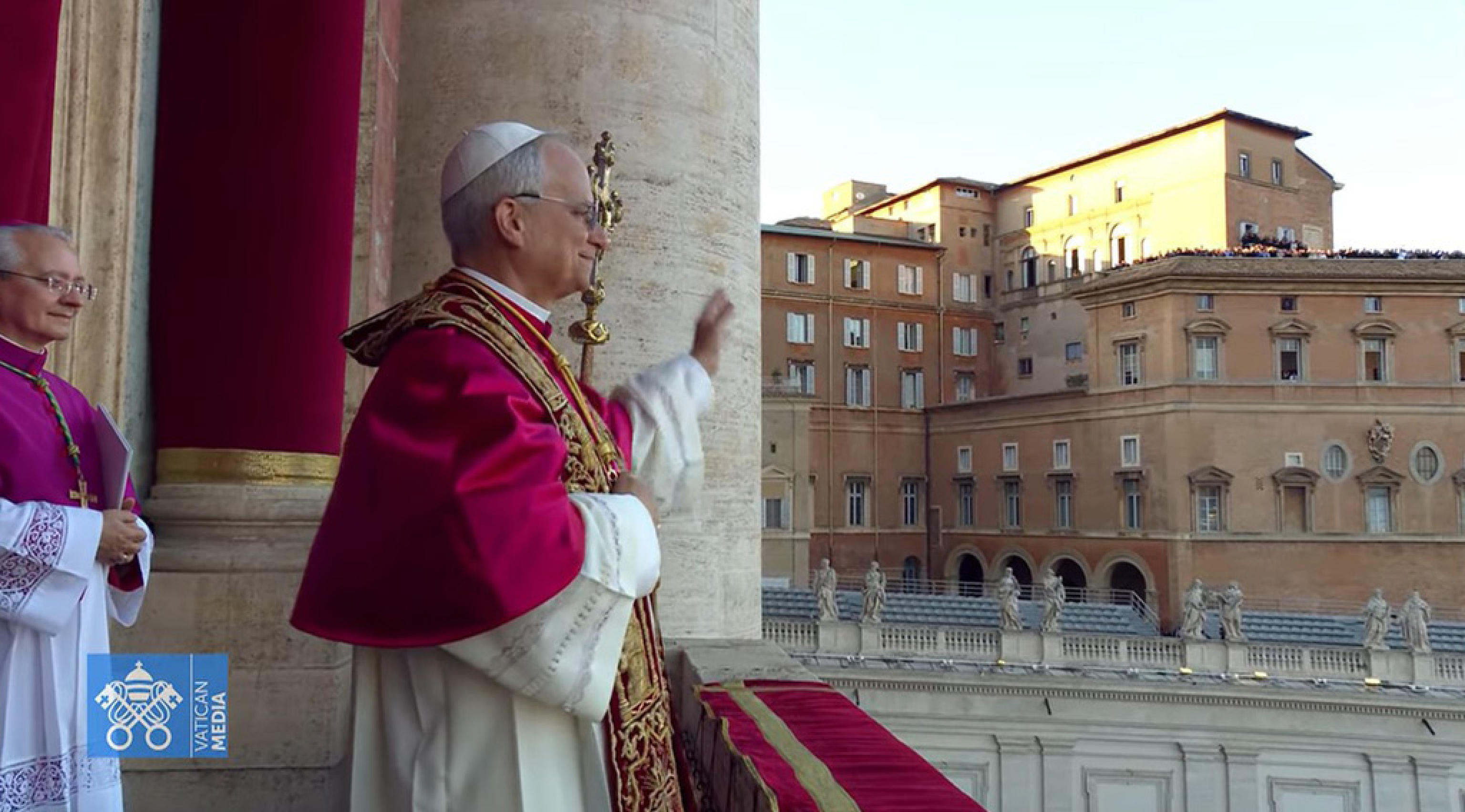 Prevost commosso saluta i fedeli con la mano