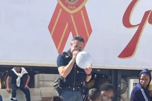 Poliziotto regala palloncini ai migranti