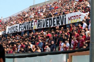 Reggina-Scafatese striscione tifosi sfottò messina