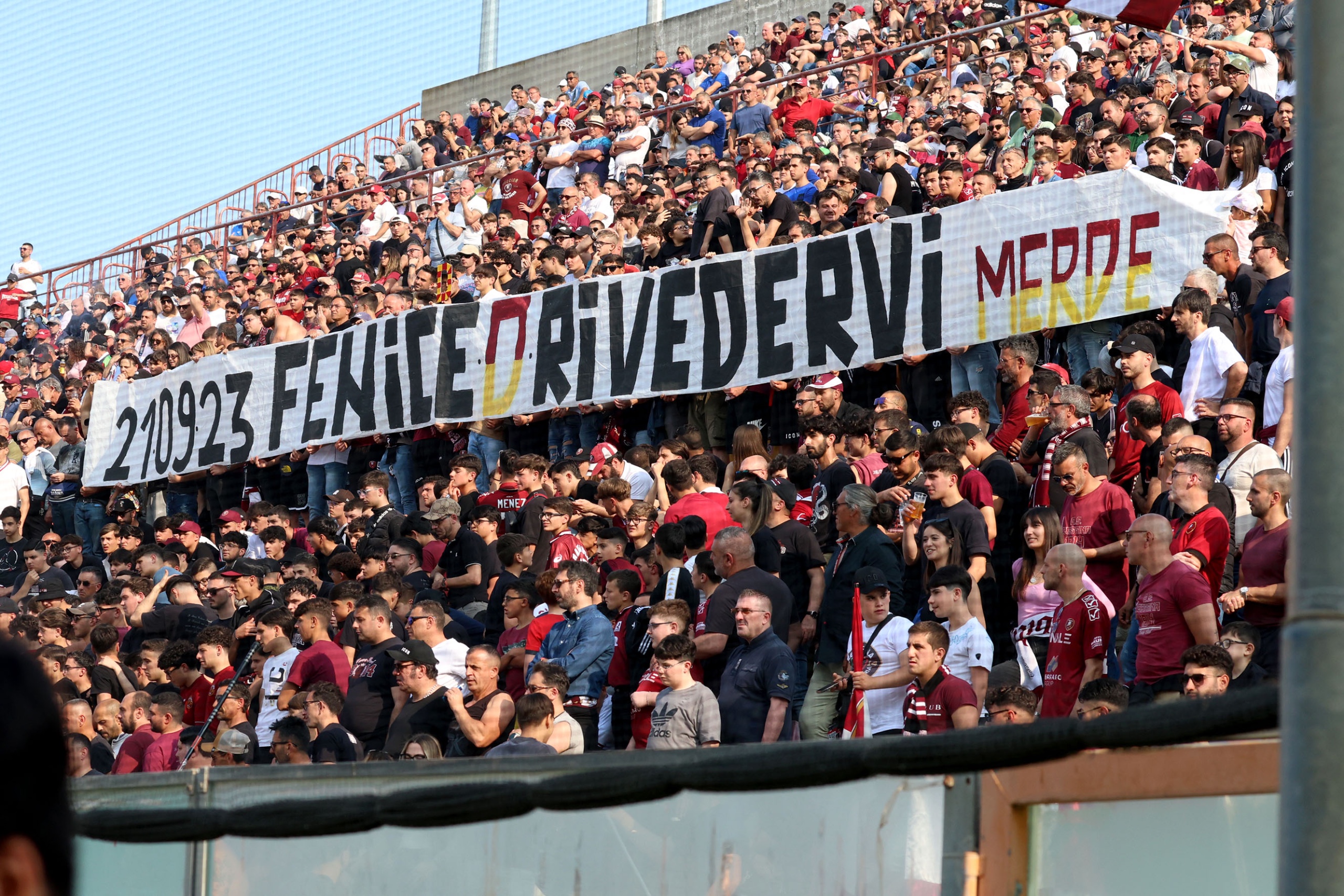 Reggina-Scafatese striscione tifosi sfottò messina(5)