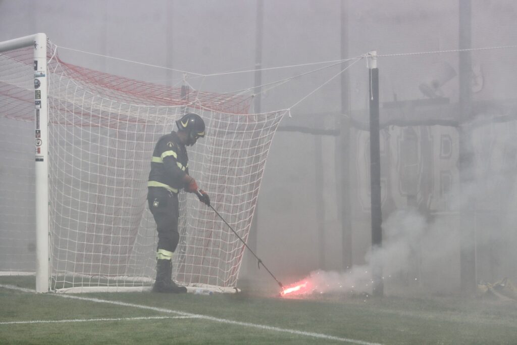 Reggina-Vibonese vigile del fuoco spegne fumogeno
