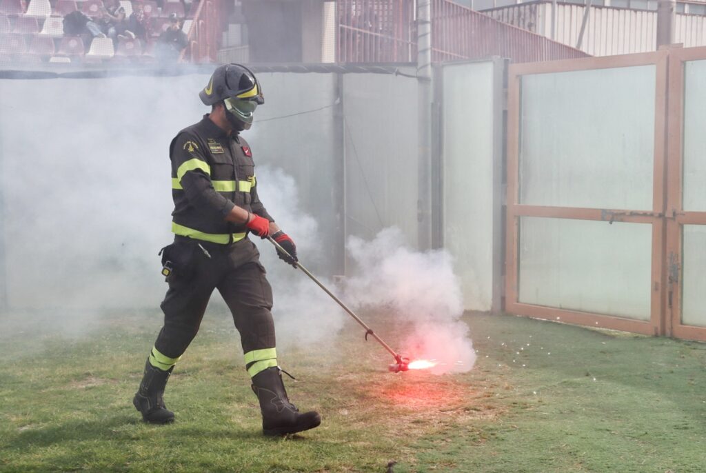 Reggina-Vibonese vigile del fuoco spegne fumogeno