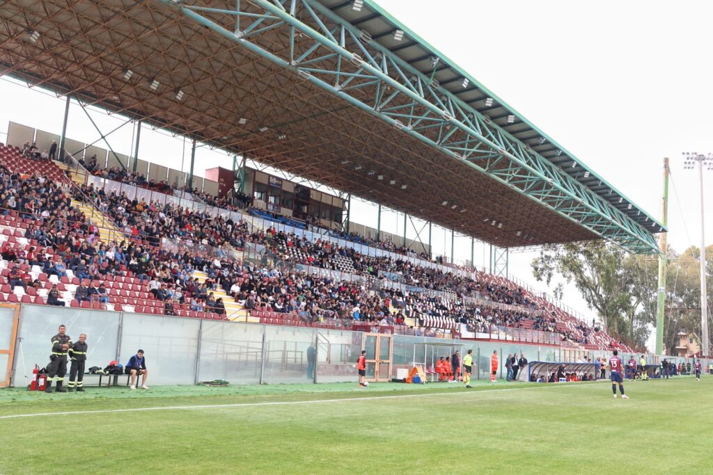 Reggina-Vibonese tifosi granillo tribuna coperta