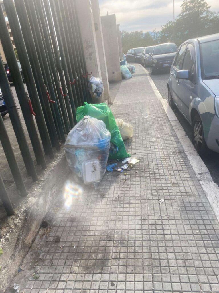Spazzatura dietro campo Ciccarello