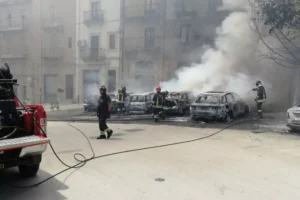 auto in fiamme