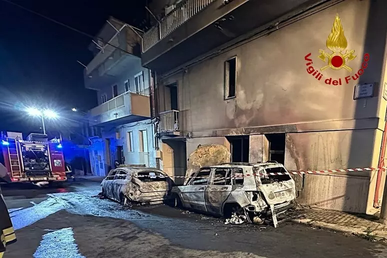 auto incendiate vigili del fuoco notte