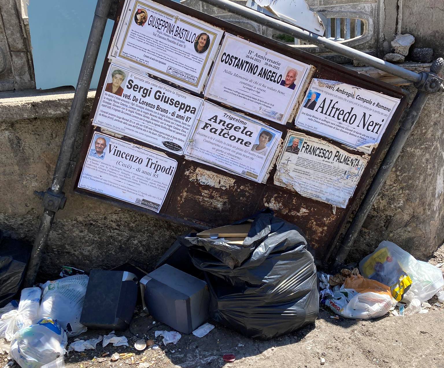 bacheca defunti e rifiuti a pentimele