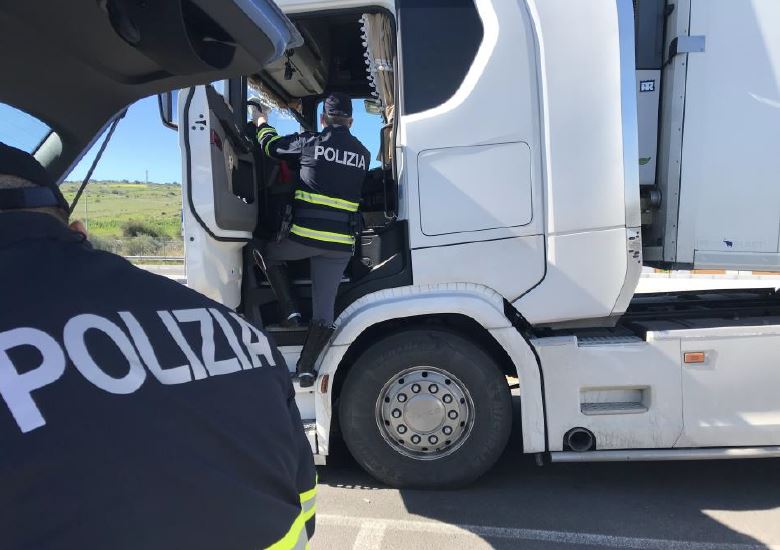 controlli polizia stradale camion