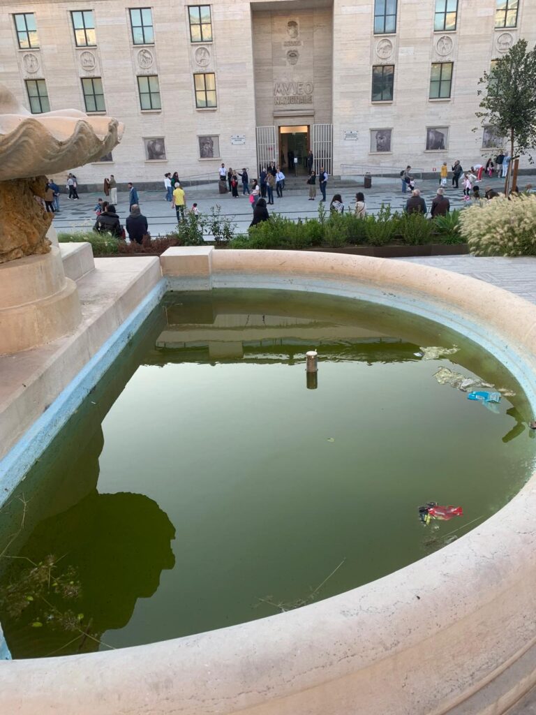 degrado Piazza De Nava
